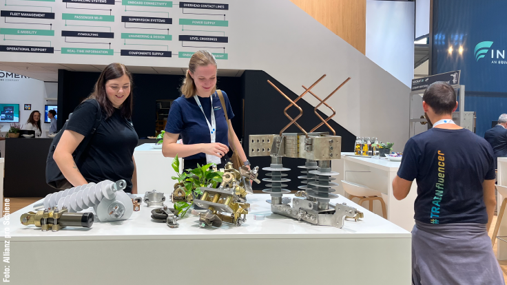 Die Trainfluencer besuchen den Stand von Powerlines auf der InnoTrans.